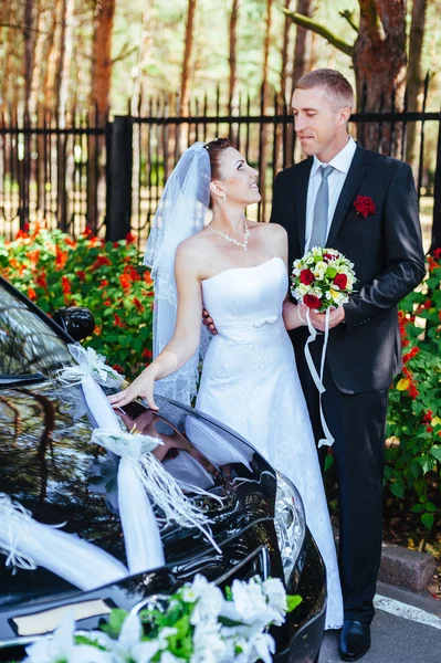 白人ビンテージ結婚式の車の近くの新郎新婦. — ストック写真