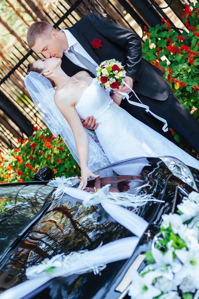 Mariée caucasienne et marié près de voiture de mariage vintage . — Photo