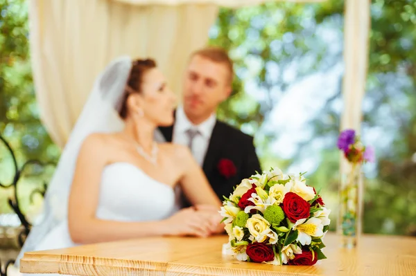 Mariée et marié posant à la table de banquet décorée dans le parc en été. Profitez d'un moment de bonheur et d'amour. Une série de photos dans mon portfolio — Photo