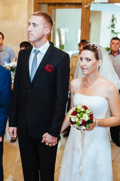 Cérémonie de mariage dans un bureau d'enregistrement, mariage . — Photo