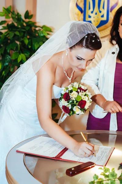 Ceremonia de boda en una oficina de registro, matrimonio . — Foto de Stock