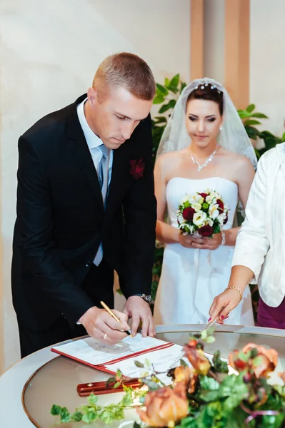 Ceremonie van het huwelijk in een register kantoor, huwelijk. — Stockfoto