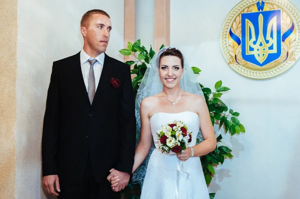 Ceremonie van het huwelijk in een register kantoor, huwelijk. — Stockfoto