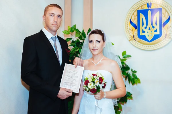 Bir kayıt defteri ofisinde, evlilik düğün töreni. — Stok fotoğraf