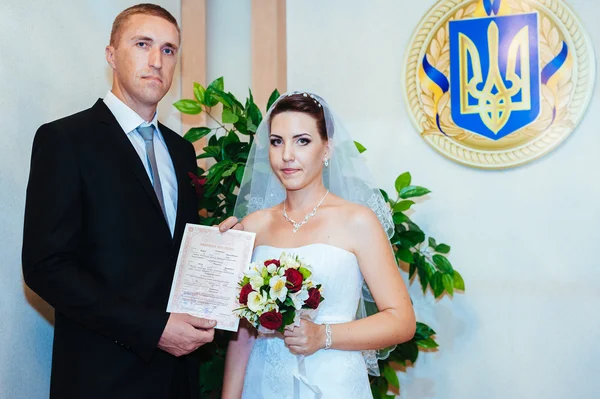 Ślub w urzędzie stanu cywilnego, małżeństwo. — Zdjęcie stockowe