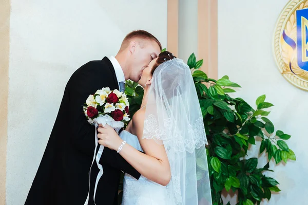 Cerimônia de casamento em um escritório de registro, casamento . — Fotografia de Stock