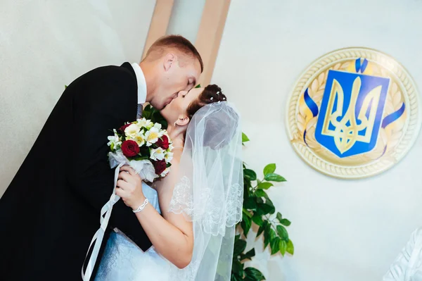 Beautiful caucasian couple just married and dancing their first dance — Stock Photo, Image