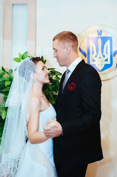 Beautiful caucasian couple just married and dancing their first dance — Stock Photo, Image