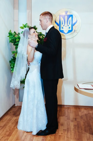 Beau couple caucasien vient de se marier et de danser leur première danse — Photo