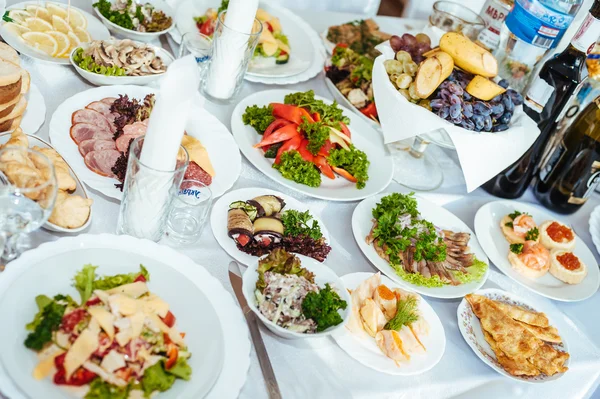 Catering table set service with silverware and glass stemware at restaurant before party. — Stock Photo, Image