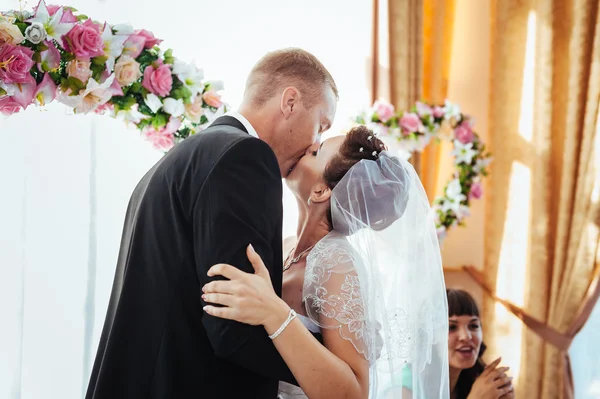 Belo casal caucasiano acabou de se casar e dançar sua primeira dança — Fotografia de Stock