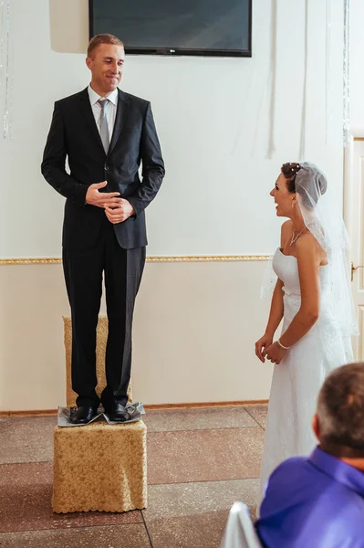 Vackra kaukasisk par bara gifta sig och dansar sin första dans — Stockfoto
