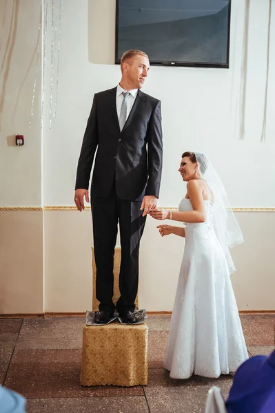 Mooie Kaukasische paar net getrouwd en hun eerste dans dansen — Stockfoto