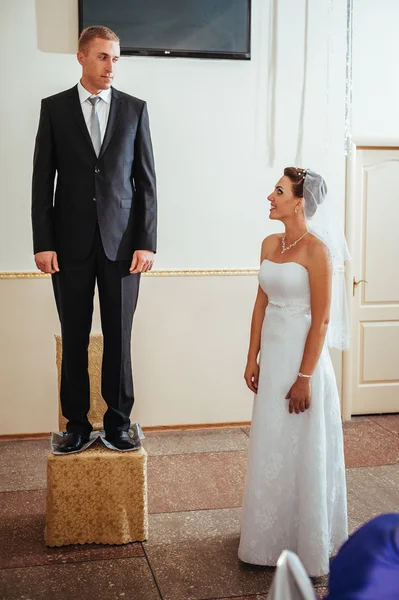 Mooie Kaukasische paar net getrouwd en hun eerste dans dansen — Stockfoto