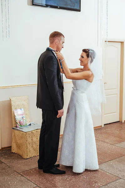 Mooie Kaukasische paar net getrouwd en hun eerste dans dansen — Stockfoto