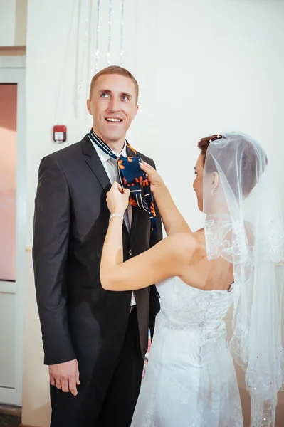 Mooie Kaukasische paar net getrouwd en hun eerste dans dansen — Stockfoto