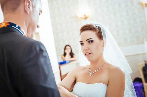 Beautiful caucasian couple just married and dancing their first dance — Stock Photo, Image