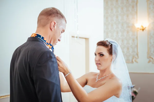 Mooie Kaukasische paar net getrouwd en hun eerste dans dansen — Stockfoto