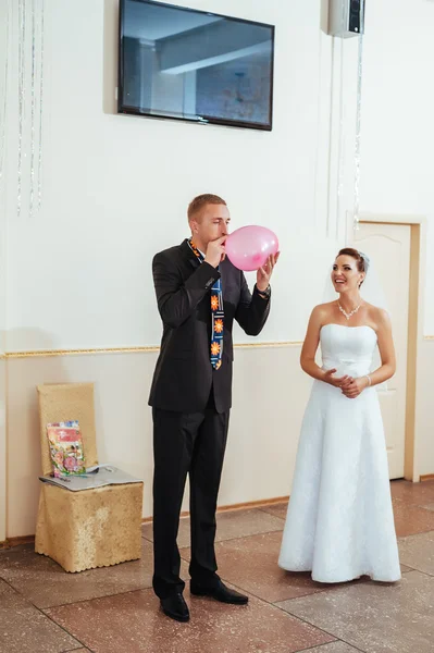 Vackra kaukasisk par bara gifta sig och dansar sin första dans — Stockfoto