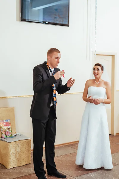 Mooie Kaukasische paar net getrouwd en hun eerste dans dansen — Stockfoto