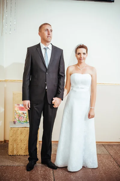 Beautiful caucasian couple just married and dancing their first dance — Stock Photo, Image