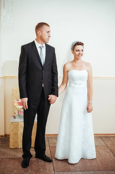 Beautiful caucasian couple just married and dancing their first dance — Stock Photo, Image