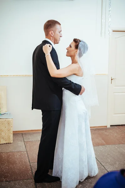 Beautiful caucasian couple just married and dancing their first dance — Stock Photo, Image