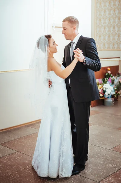 Belo casal caucasiano acabou de se casar e dançar sua primeira dança — Fotografia de Stock