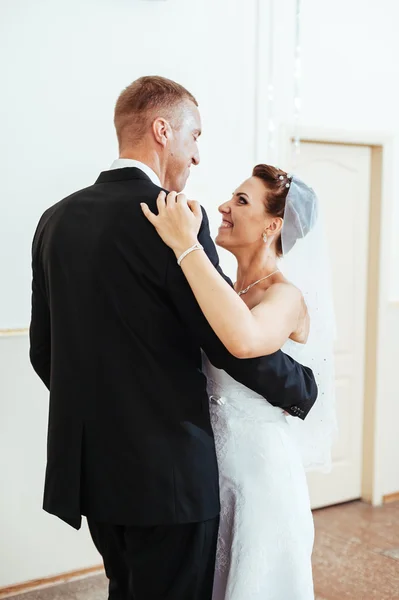 Beautiful caucasian couple just married and dancing their first dance — Stock Photo, Image