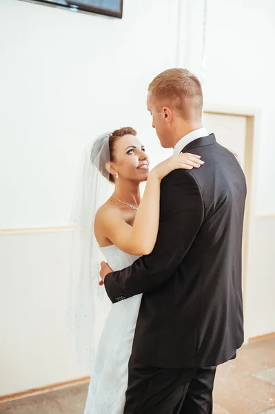 Belo casal caucasiano acabou de se casar e dançar sua primeira dança — Fotografia de Stock