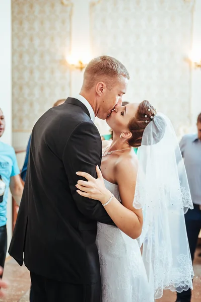 Beautiful caucasian couple just married and dancing their first dance — Stock Photo, Image