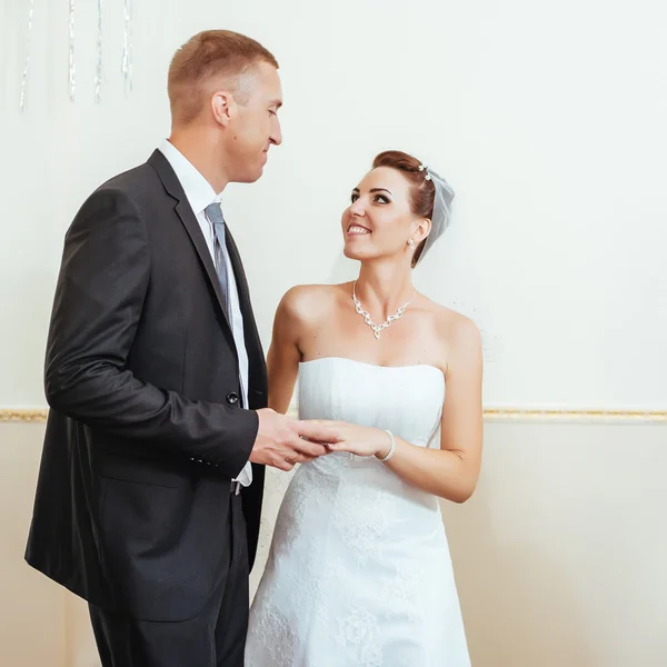 Beautiful caucasian couple just married and dancing their first dance — Stock Photo, Image