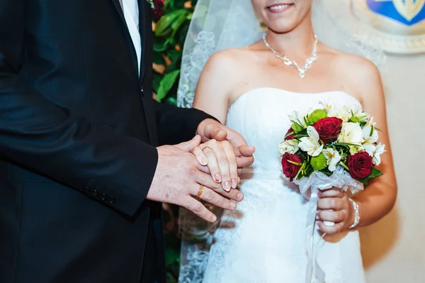 Cerimonia nuziale in un ufficio di registrazione, matrimonio . — Foto Stock