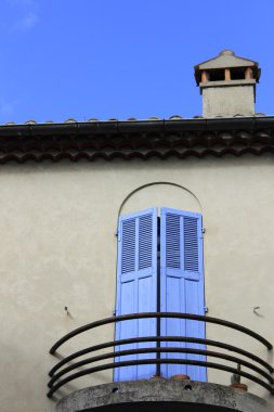 Gri duvardaki mavi kapı