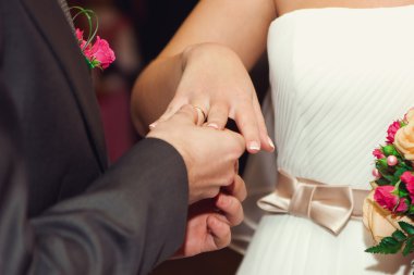 Yüzük gelin damat giyer