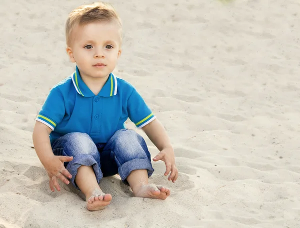 Junge im Sand — Stockfoto