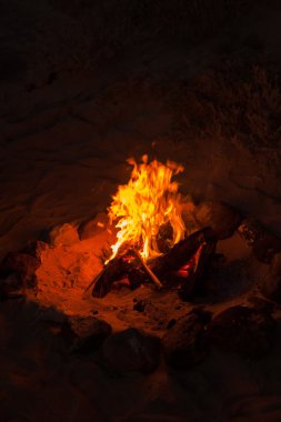 parlak plaj ateşin ortasına geceleri yanan