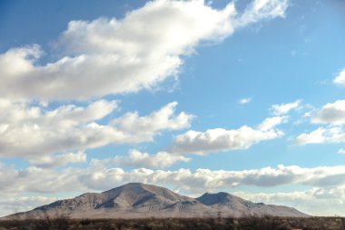alan ve güneşli bir gün, büyük Dağları üzerinde gökyüzünde kabarık bulutlar panoramik manzaralı 