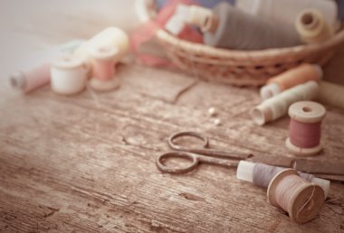 Makas, bobin iplik ve iğne ile