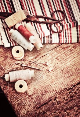 Makas, bobin iplik ve iğne ile