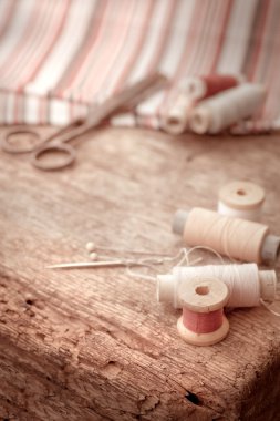 Makas, bobin iplik ve iğne ile