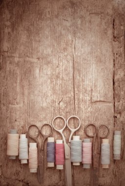 Makas, bobin iplik ve iğne ile