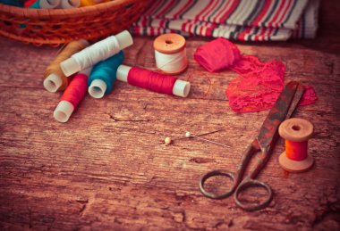 Makas, bobin iplik ve iğne ile