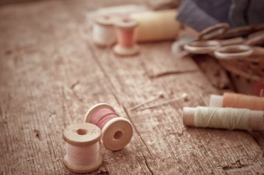 Makas, bobin iplik ve iğne ile