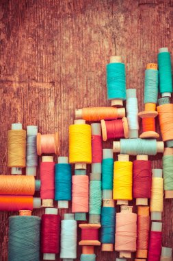 Makas, bobin iplik ve iğne ile