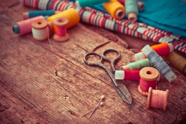 Makas, bobin iplik ve iğne ile