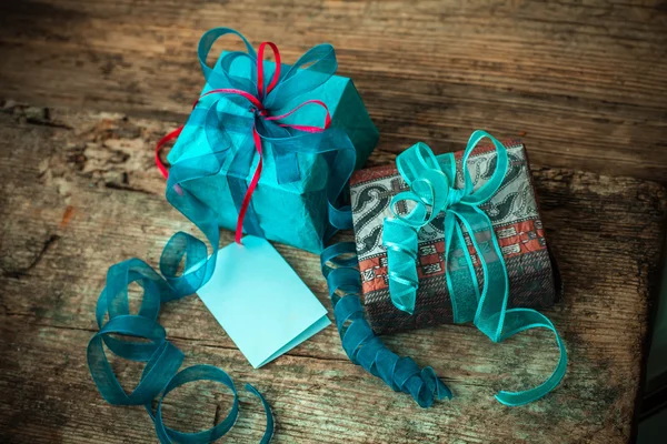 Weihnachtsgeschenkboxen mit dekorativen Bändern — Stockfoto