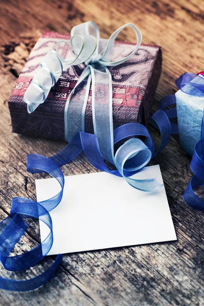 Рождественские подарочные коробки с декоративными лентами — стоковое фото