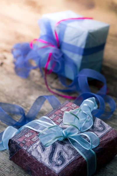 Vintage Christmas Geschenkdozen Met Blauwe Roze Linten Houten Achtergrond — Stockfoto