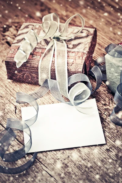 Scatole regalo di Natale con nastri decorativi — Foto Stock